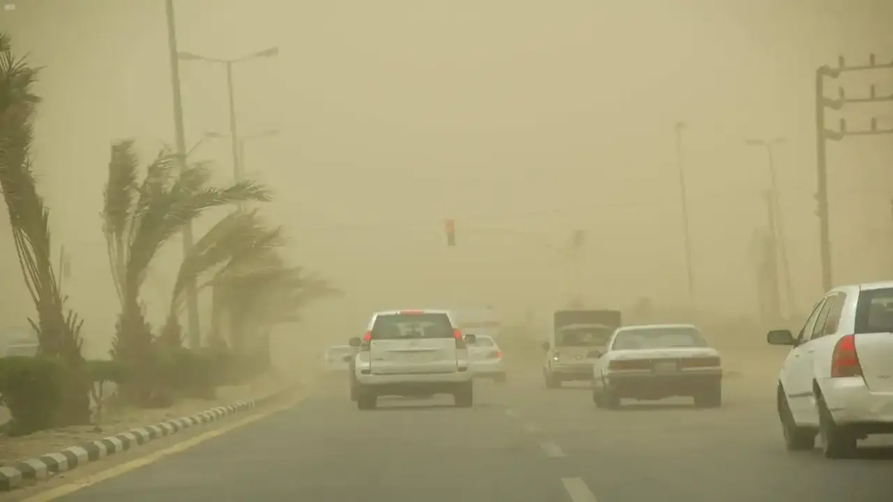 غبار كثيف يضرب مكة وتوقعات بهطول أمطار على مناطق متفرقة بالمملكة غداً